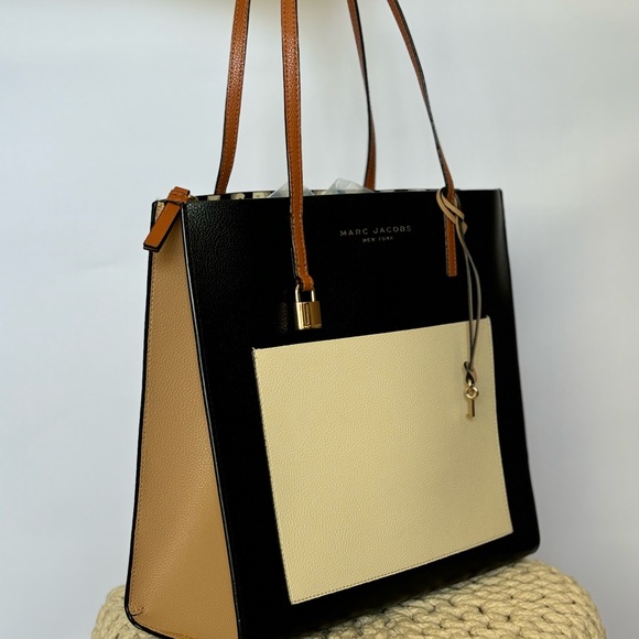 Marc Jacobs medium leather tote. Dimensions 12”5 tall by 13”5 width. - Picture 4 of 6